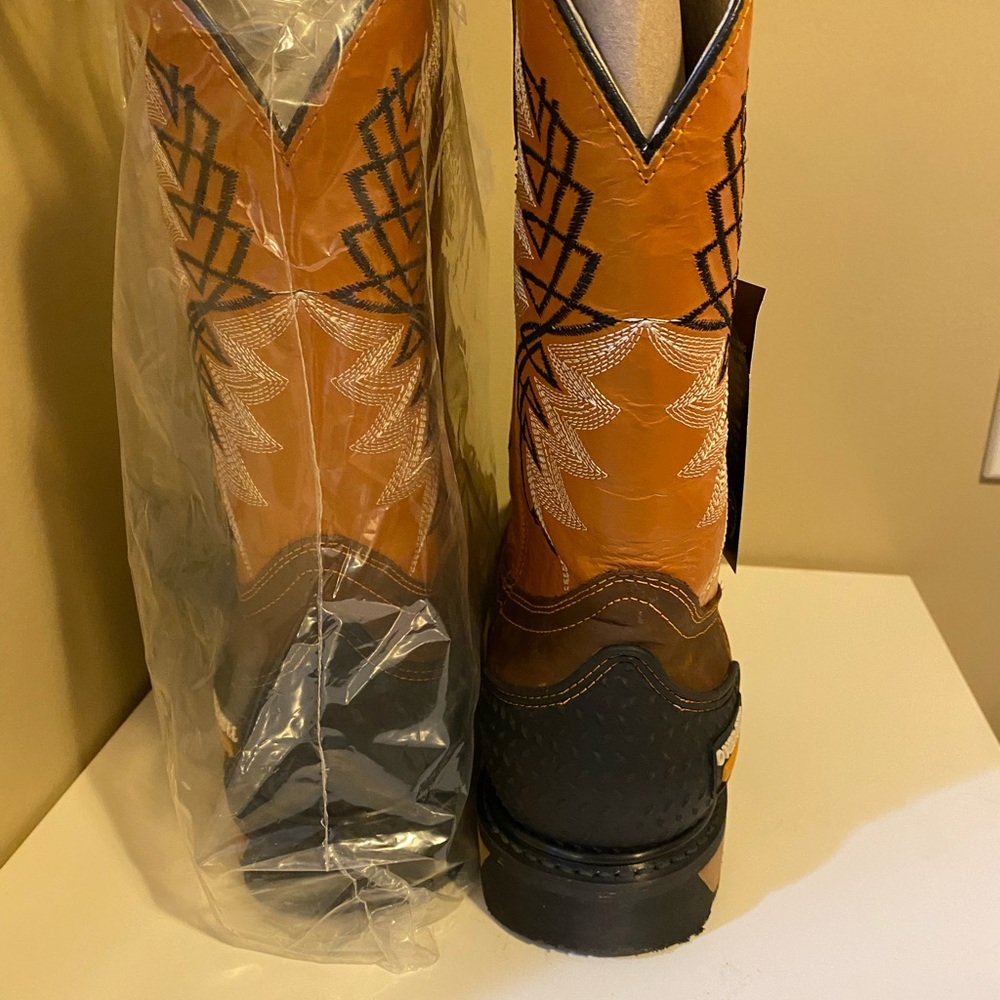 Men's cowboy boots size 10. Never been use.
